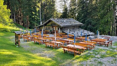 Die Schafstallhütte mit der einladenden Terrasse