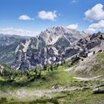 Der Gaisl Höhenweg öffnet schöne Ausblicke auf die Pragser Dolomiten