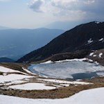 Rückwärtsgewandter Blick auf den Grünbachsee während des Anstiegs auf die Putzenhöhe