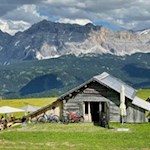 Die-Vaciara-Hütte-vor-der-Kulisse-des-Heiligkreuzkofel
