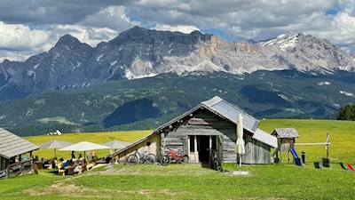 Die Vaciara Hütte vor der Kulisse des Heiligkreuzkofel
