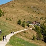 Nahezu eben windet sich der Karnische Höhenweg zur Hahnspielhütte