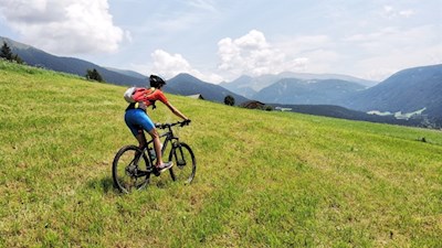 Abfahrt durch die Wiesen