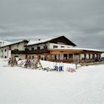 Links des Unterhornhauses steigt der Wanderweg auf das Rittner Horn an