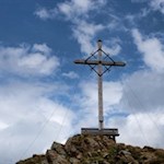 Gipfelkreuz-und-Aussichtsbank-des-Schönbichl