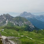 Sul Nuvolau, il passo Giau si trova ai nostri piedi