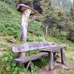 Längs des Weges laden Bänke zum Innehalten und Verweilen ein