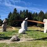 Die-kunstvoll-gefertigte-Darstellung-von-Sonne-Mond-und-Sternen