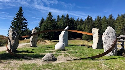 Die kunstvoll gefertigte Darstellung von Sonne, Mond und Sternen