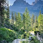 Unterwegs öffnen sich schöne Ausblicke auf die Dolomiten