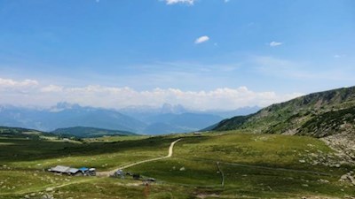 Eingebettet in eine bukolische Landschaft, die Pfroder-Alm