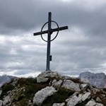 Ein-elegantes-Gipfelkreuz-ziert-den-Hochalpenkopf