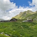 Vor-malerischer-Bergkulisse-präsentiert-sich-die-Kröllhütte-Eisbruggalm