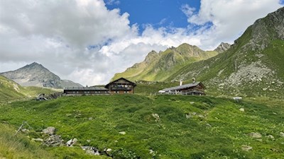 Vor malerischer Bergkulisse präsentiert sich die Kröllhütte-Eisbruggalm