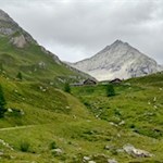 Die Kröllhütte-Eisbruggalm am Fuße des Weißzint