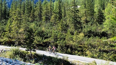 Der Weg zur Dreischusterhütte ist auch bei Radfahrern beliebt