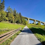 Zunächst nähert sich der Wanderweg dem imposanten Autobahnviadukt