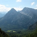 Blick auf den Herrnstein und den schimmernden Pragser Wildsee zu seinen Füßen