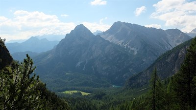 Blick auf den Herrnstein und den schimmernden Pragser Wildsee zu seinen Füßen