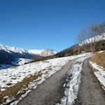 Zunächst wandert man auf einer asphaltierten Straße zum eigentlichen Beginn des Wanderweges hoch