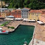 Blick auf das alte Hafenbecken und das Ponale-Kraftwerk in Riva