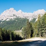 Il sentiero di salita è incorniciato da imponenti dolomie