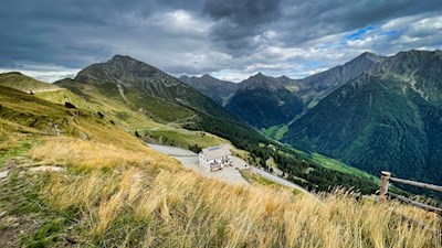 Die Enzianhütte liegt direkt an der Jaufenpassstraße