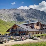 Am-Fuße-des-Plattkofel-thront-die-Plattkofelhütte