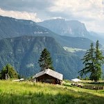 Inmitten einer aussichtsreichen Wiese lädt die Unterpulghütte zur Einkehr