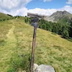 Unterhalb des Durakopfs zweigt der Weg Nr. 33 zur Taistner Alm ab