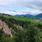 Die Erdpyramiden mit Mittelberg im Hintergrund