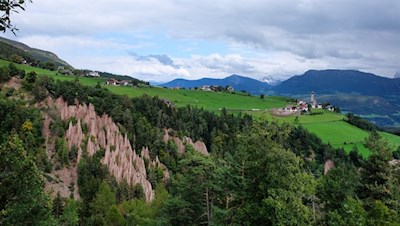 Die Erdpyramiden mit Mittelberg im Hintergrund