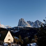 Kirche St. Jakob mit dem Lang- und Plattkofel im Hintergrund