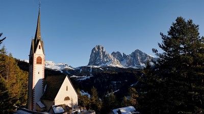 Kirche St. Jakob mit dem Lang- und Plattkofel im Hintergrund