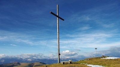 Das Gipfelkreuz des Maurerbergs wurde vom damaligen Bischof Gargitter eingeweiht