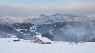 Die Maurerberghütte vor der malerischen Kulisse der Gadertaler Dolomiten