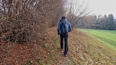 Durch das raschelnde Herbstlaub nach Lajen