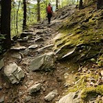 Auf steinbeschlagenen Wegen nach Karnol