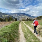 Die Wanderung zum Ansitz Lusenegg führt durch aussichtsreiche Wiesen und Felder