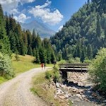 Teile des Weges führen den Lazzacherbach entlang