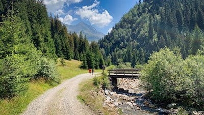 Teile des Weges führen den Lazzacherbach entlang