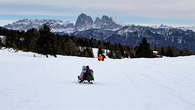 Rodelabfahrt vor der bezaubernden Kulisse der Dolomiten