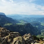 Neben dem Gipfelkreuz der Außerraschötz erschließen sich schöne Ausblicke