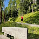 Längs des Weges laden Bänke zum Verweilen ein