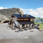 Il rifugio di Averau con il Nuvolau sullo sfondo