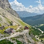 Blick auf die Vajolet- und die Preusshütte während des Abstiegs von der Santnerpasshütte