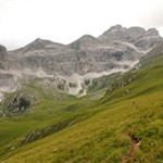 Durch unberührte, von Dolomiten umrahmte Almwiesen auf den Zwölferkofel