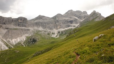 Durch unberührte, von Dolomiten umrahmte Almwiesen auf den Zwölferkofel