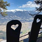 Die-liebevoll-gezimmerten-Stühle-des-Panoramakinos-laden-zum-Verweilen-ein