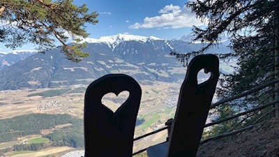 Die liebevoll gezimmerten Stühle des Panoramakinos laden zum Verweilen ein
